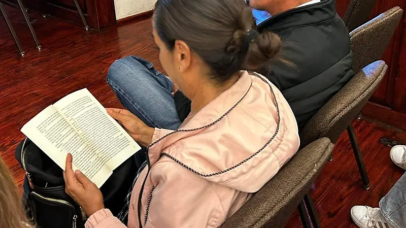 Los asistentes conocieron el ejemplar y leyeron algunas páginas.